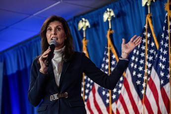 Elezioni Usa 2024, Haley si ritira: “Ora sta a Trump guadagnarsi i voti”. E lui attacca