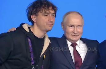 “Facciamo un selfie, così l’Italia vede che sei umano”, Jorit e la foto con Putin a Sochi