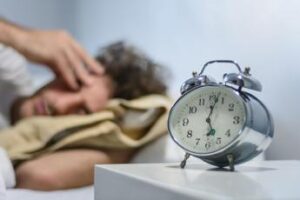 Il bon ton del sonno, non litigare di sera e occhio a cibo e cellulari