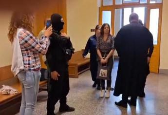 Ilaria Salis a processo a Budapest, entra in aula in catene – Video