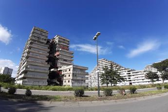 Insulti, sputi e cicche spente addosso a 23enne gay a Scampia: “20 minuti di terrore”