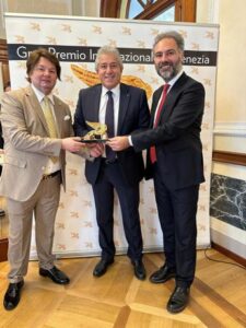 Leone d’Oro ad Antonio Giordano, lo scienziato della Terra dei fuochi