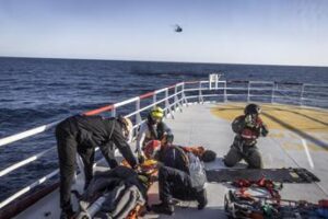 Migranti, Ocean Viking chiede ‘porto più vicino’: in 23 sbarcati a Catania per cure urgenti