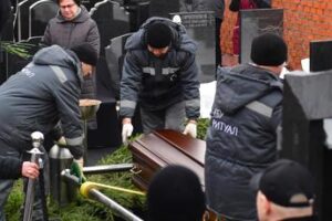 Navalny, My Way di Sinatra e la musica di Terminator per l’addio – Video
