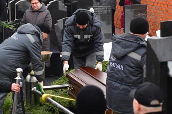 Navalny, My Way di Sinatra e la musica di Terminator per l’addio – Video