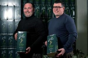 Olearia Lametina Vescio: “Delicato e ideale per l’uso in cucina, così portiamo l’olio della Carolea sulle tavole degli italiani”