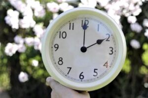 Ora legale 2024, quando si cambia: si dorme di più o di meno?