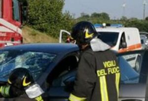 Pneumatico si stacca e colpisce auto su A1: grave una donna
