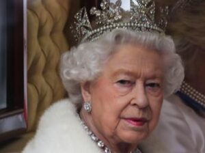 Re Carlo e la rivelazione su mamma Elisabetta II: “Indossava la corona mentre mi faceva il bagno”