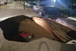 Roma, si apre voragine al Quadraro: 2 auto inghiottite