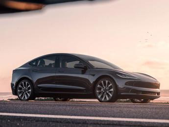 Tesla taglia la produzione in Cina