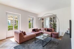 Tra architettura e paesaggio: gli infissi Prolux Evolution di Oknoplast incorniciano una splendida vista sul lago di Como