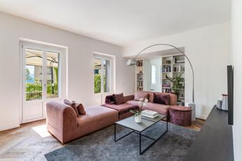 Tra architettura e paesaggio: gli infissi Prolux Evolution di Oknoplast incorniciano una splendida vista sul lago di Como