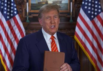 Trump a ‘caccia’ di soldi: in vendita copie griffate della Bibbia