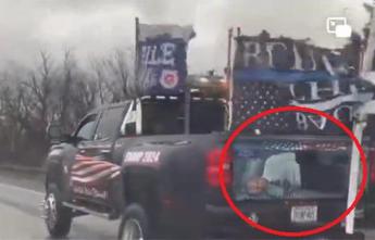 Trump condivide sui social l’immagine di Biden legato e imbavagliato: è polemica