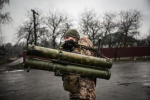Ucraina, Zelensky: “Avanzata Russia si è fermata”. Ma Mosca ha il triplo di munizioni
