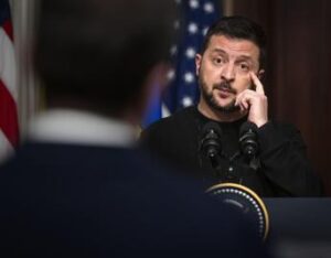 Ucraina, Zelensky e il piano di Putin: “Dateci armi o guerra presto in Europa”