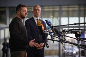 Ucraina, il Papa e la ‘bandiera bianca’: la risposta della Nato, la reazione di Kiev