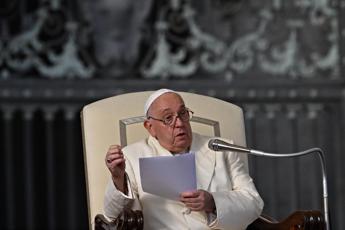 Vaticano, Papa apre Anno giudiziario ma non legge il discorso: “Scusate, ho la bronchite”