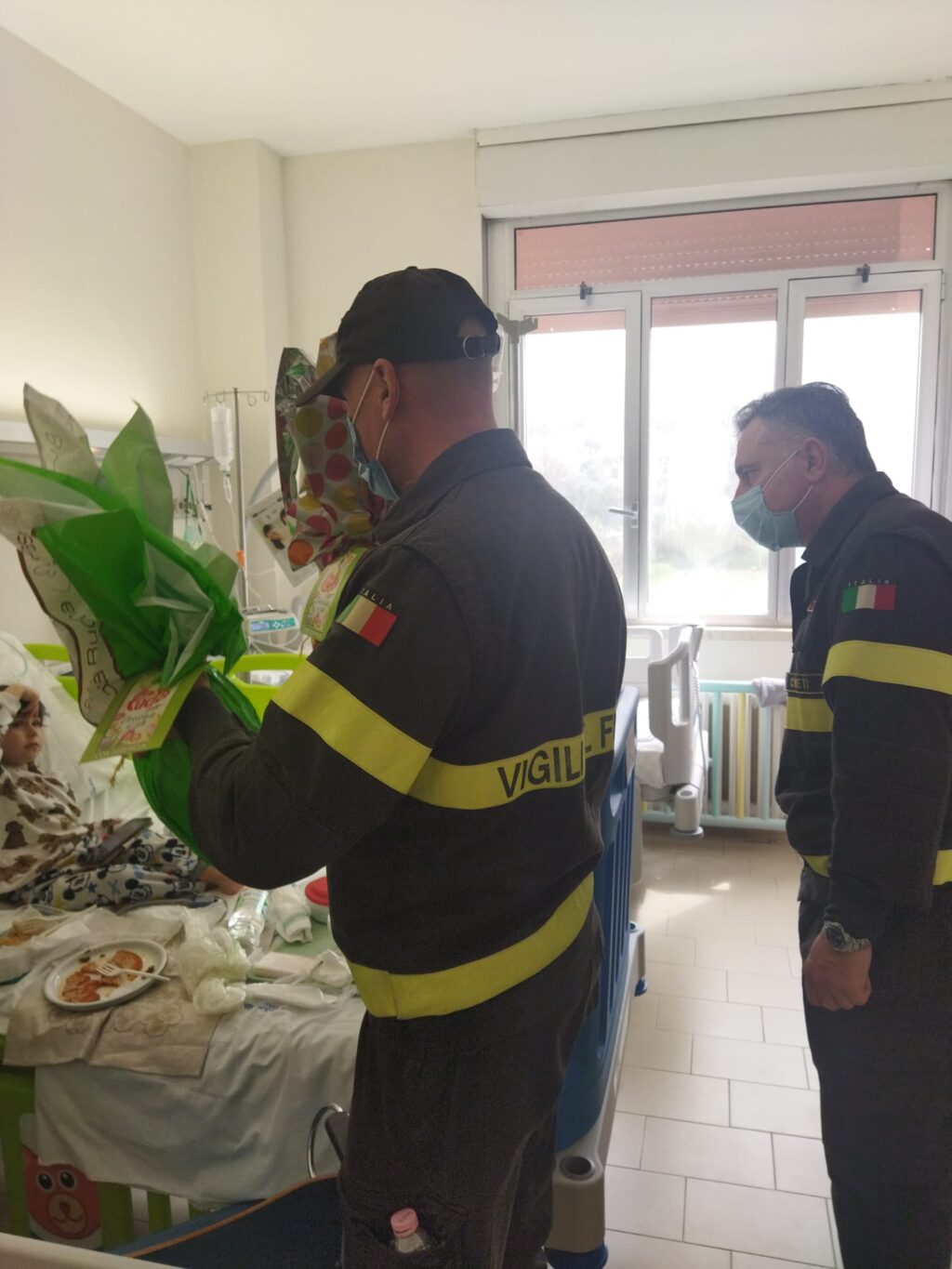I Vigili del fuoco portano la Pasqua tra i bambini ricoverati a Chieti