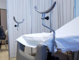 Aborto, la denuncia ad Aosta: “Donne costrette ad ascoltare battito del feto dai volontari”