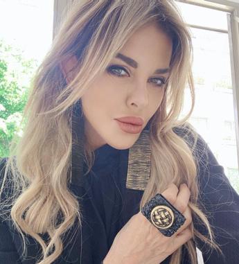 Alba Parietti: “Una 60enne miss Universo? Non c’è nulla di male, in Italia sarebbe impossibile”