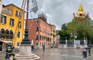 Biennale Arte Venezia, installazione divelta dal vento