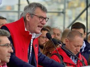 Corteo Cgil-Uil a Roma, Landini: “Vogliono toglierci il diritto di manifestare”