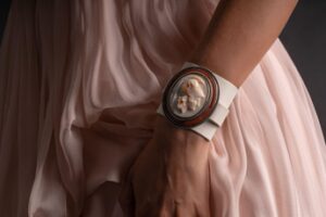 Dare “vita nuova” all’antico, farlo rinascere e conferirgli contemporaneità: è il progetto di Anna Porcu