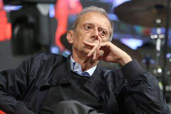 Fassino e il furto del profumo al duty free, acquisito video