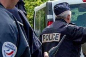 Francia, uomo armato di machete davanti a una scuola: ucciso da polizia