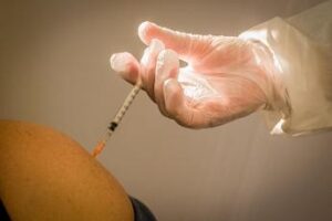 “Giusto togliere le multe ai no vax”, il parere del senatore medico