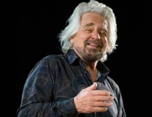 Grillo parla a Bruxelles, ma è tardi e in molti si alzano per prendere l’aereo