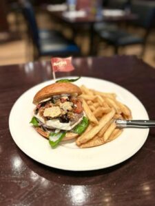 Hard Rock Cafe Italia partecipa alla World Burger Tour Competition con tre nuovi panini dai sapori locali