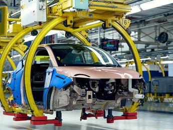 Il Ministro Urso e l’attacco a Tavares