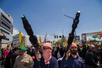 Iran sposta armi contro Israele. Wsj: “Usa posizionano navi da guerra”