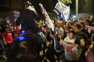 Israele, migliaia in piazza per rilascio ostaggi e voto anticipato. Blinken domani in A. Saudita