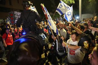 Israele, migliaia in piazza per rilascio ostaggi e voto anticipato. Blinken domani in A. Saudita