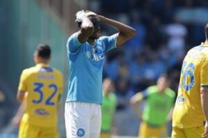 Napoli-Frosinone 2-2, doppietta di Cheddira frena gli azzurri