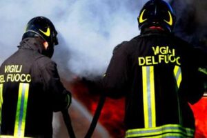 Napoli, incendio sulla collina dei Camaldoli: fiamme lambiscono case