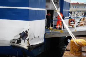 Napoli, traghetto urta banchina al Molo Beverello: circa 30 feriti