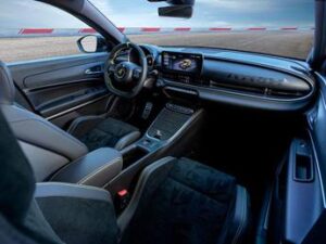 Nuova Abarth 600e Scorpionissima: svelati gli interni