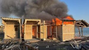 Ostia, in fiamme stabilimento La Casetta: distrutte alcune cabine – Foto