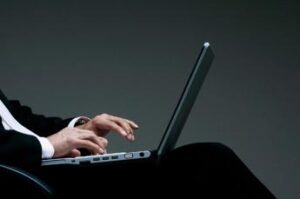 Porno nel mirino dell’Ue: scattano nuove regole per PornHub, StripChat e XVideos