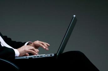 Porno nel mirino dell’Ue: scattano nuove regole per PornHub, StripChat e XVideos