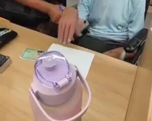 Porta un morto in banca: “E’ mio zio, deve farmi un prestito”