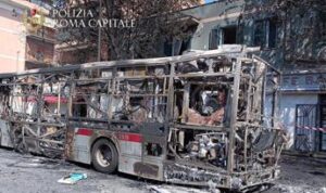 Roma, bus a fuoco: bruciate anche un’auto in sosta, gazebo e alberi. Tre persone intossicate