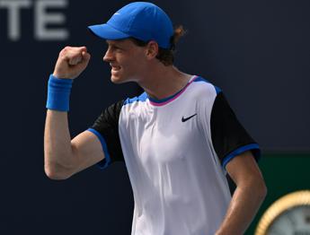 Sinner agli ottavi di Madrid, Kotov battuto in 2 set: “Ho dolore all’anca”