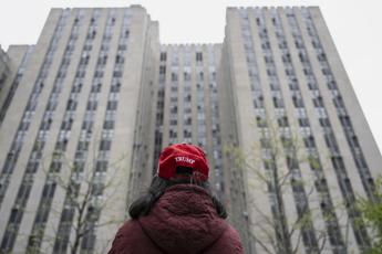 Trump a processo, un uomo si dà fuoco davanti al tribunale di New York