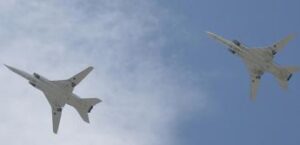 Ucraina, bombardiere russo precipita a est della Crimea. Kiev: “Lo abbiamo abbattuto”